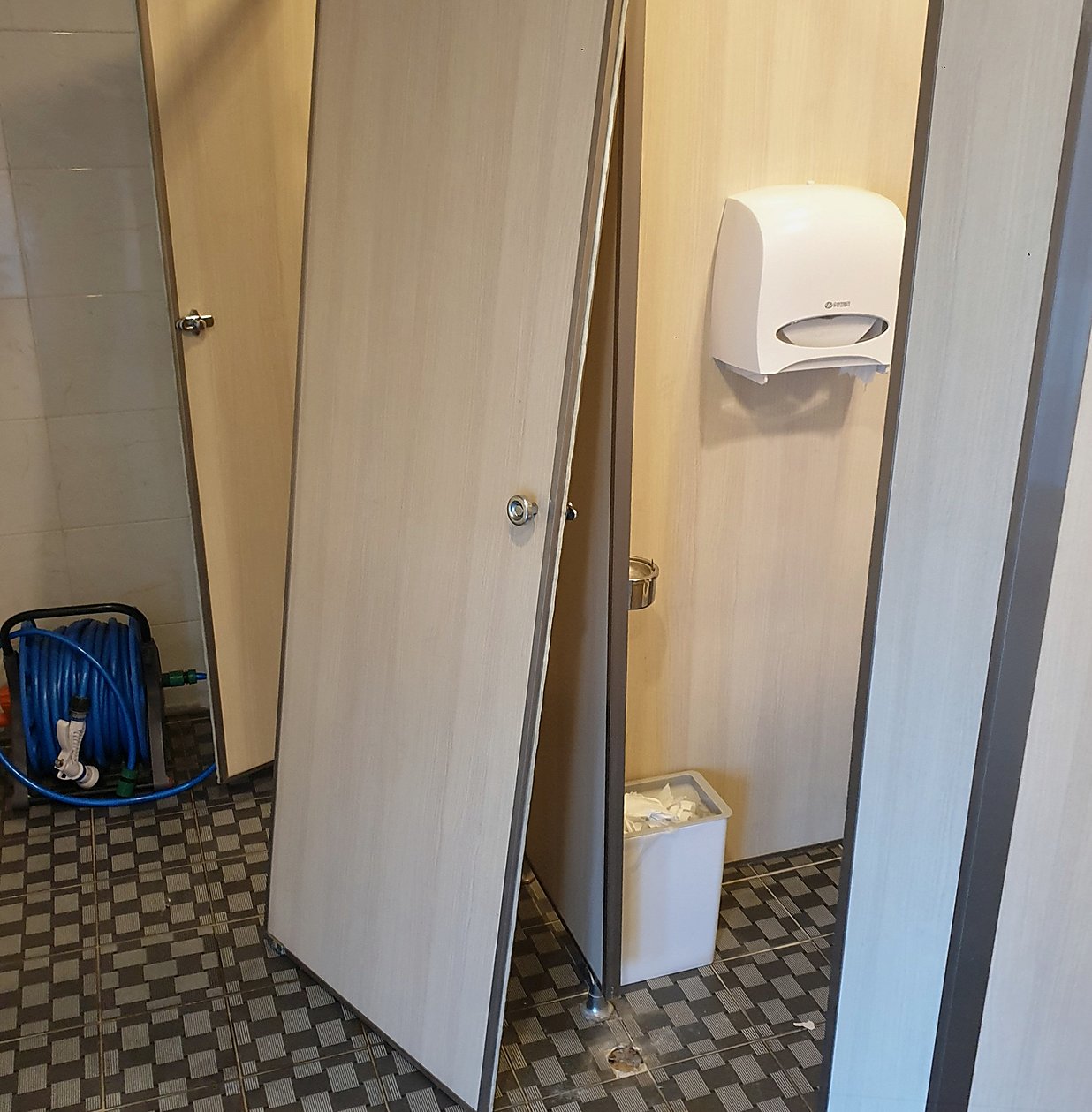 판교 회사 화장실큐비클 힌지 전부 교체 — 오래 써서 부서져 떨어진 문짝, 화장실칸막이 문 정렬까지 시공 전