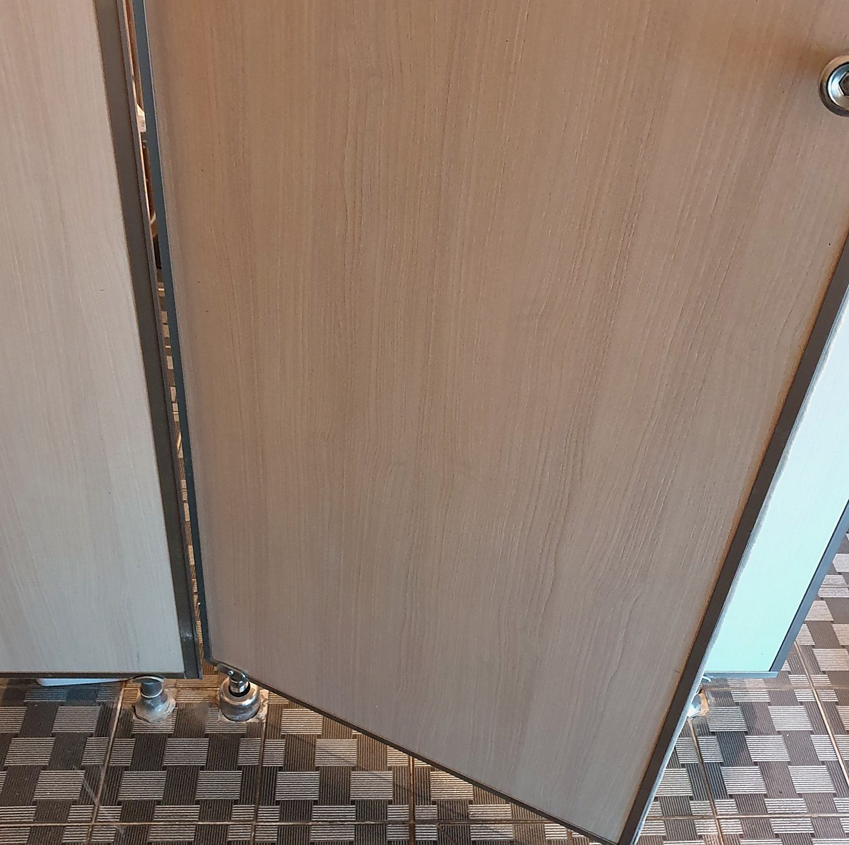 판교 회사 화장실큐비클 힌지 전부 교체 — 오래 써서 부서져 떨어진 문짝, 화장실칸막이 문 정렬까지 작업 중