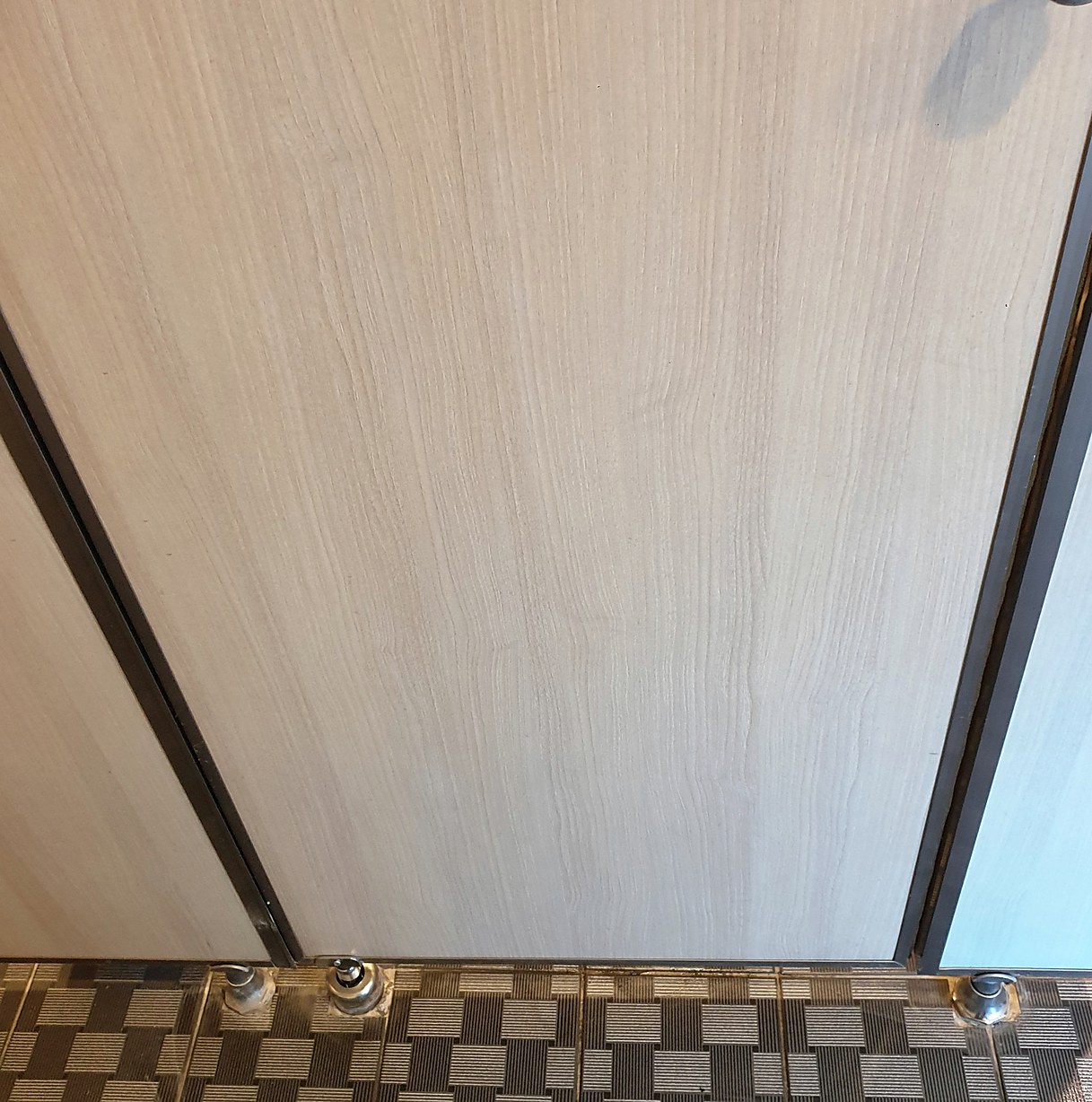 판교 회사 화장실큐비클 힌지 전부 교체 — 오래 써서 부서져 떨어진 문짝, 화장실칸막이 문 정렬까지 시공 후