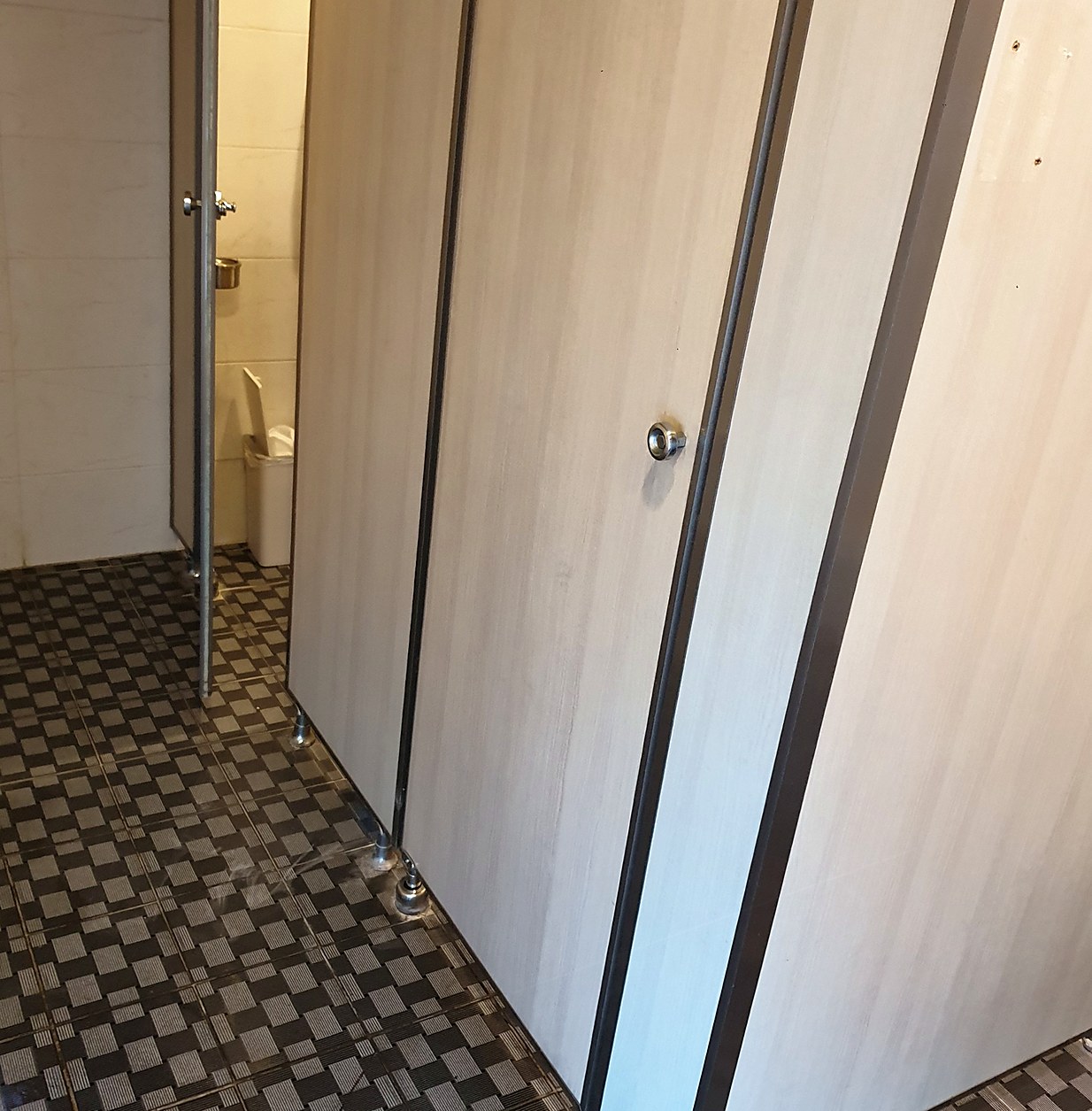 판교 회사 화장실큐비클 힌지 전부 교체 — 오래 써서 부서져 떨어진 문짝, 화장실칸막이 문 정렬까지 시공 후 · 전경